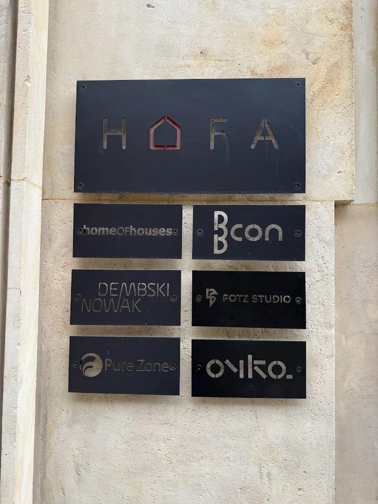 Tabliczka Fotz Studio na budynku HOFA Plac Wolności
