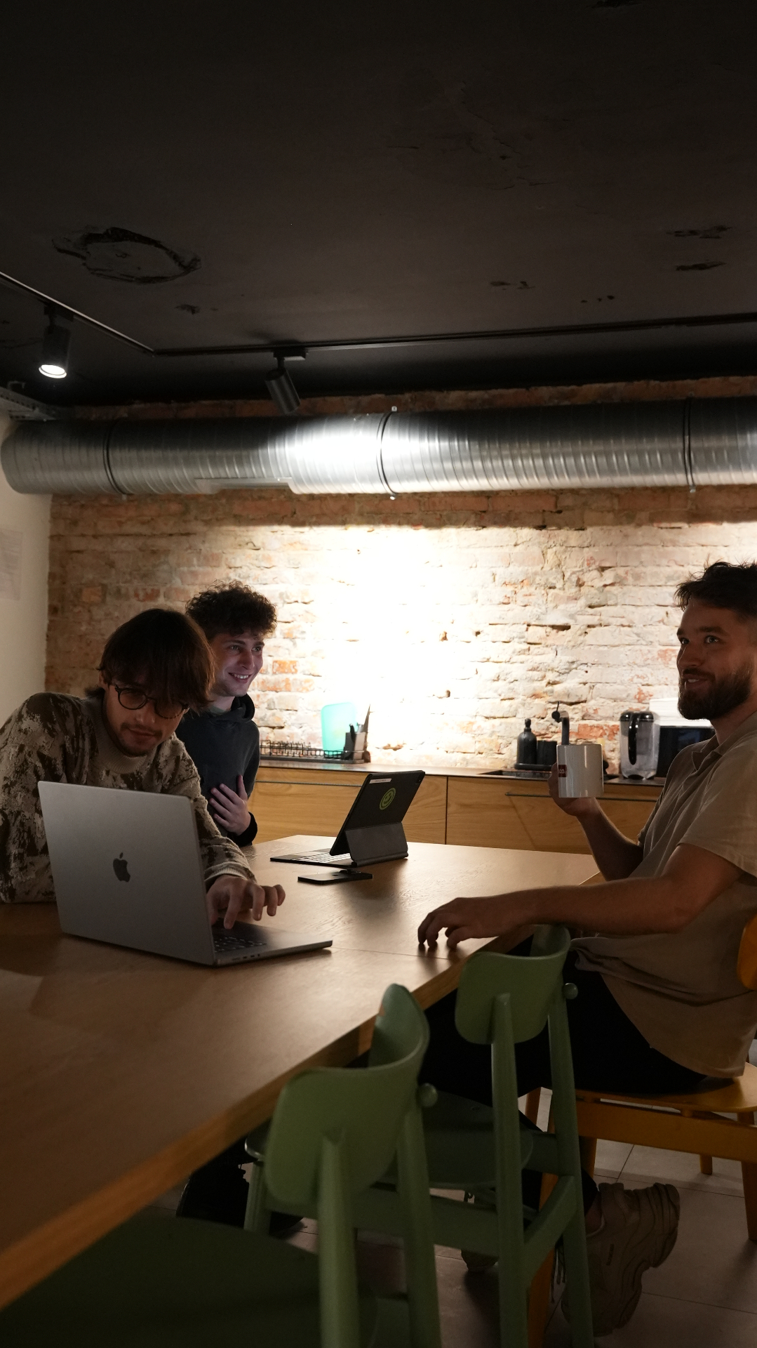 Zespół pracujący wspólnie w kuchni biurowej