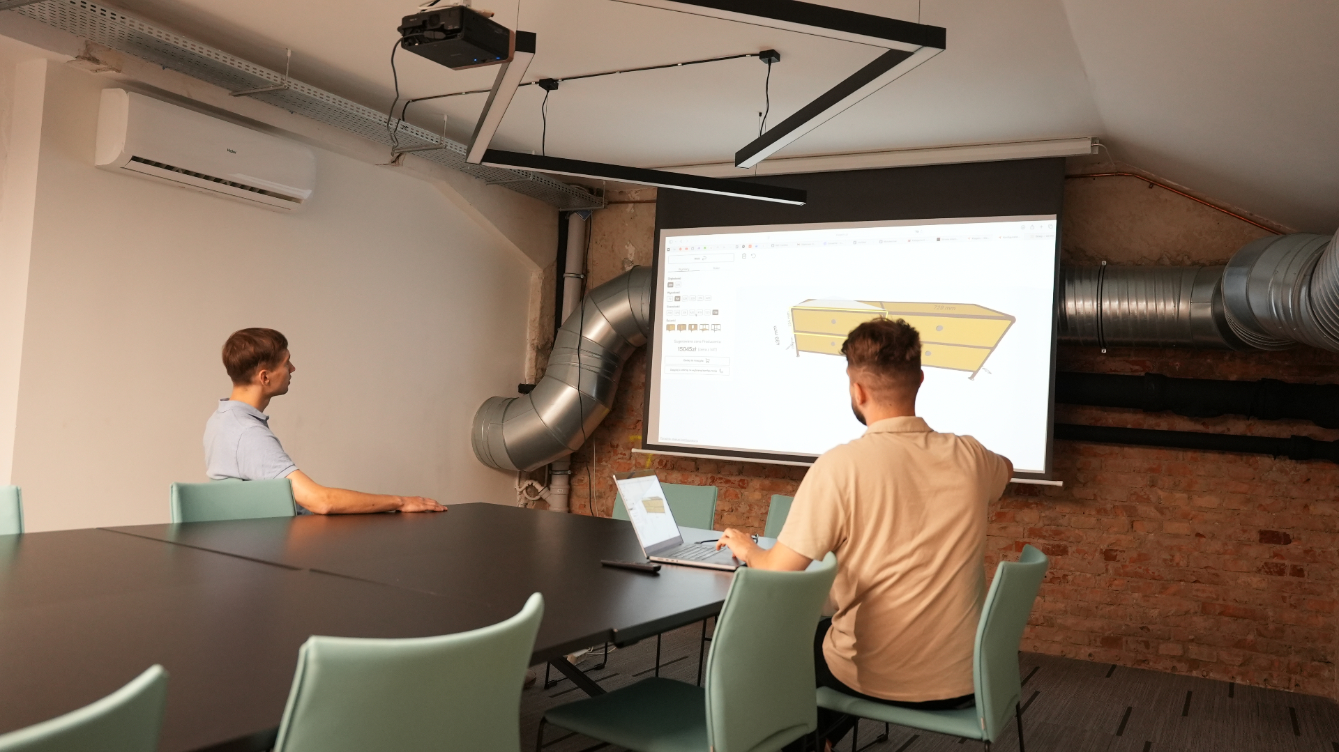 Spotkanie zespołu przy projektorze