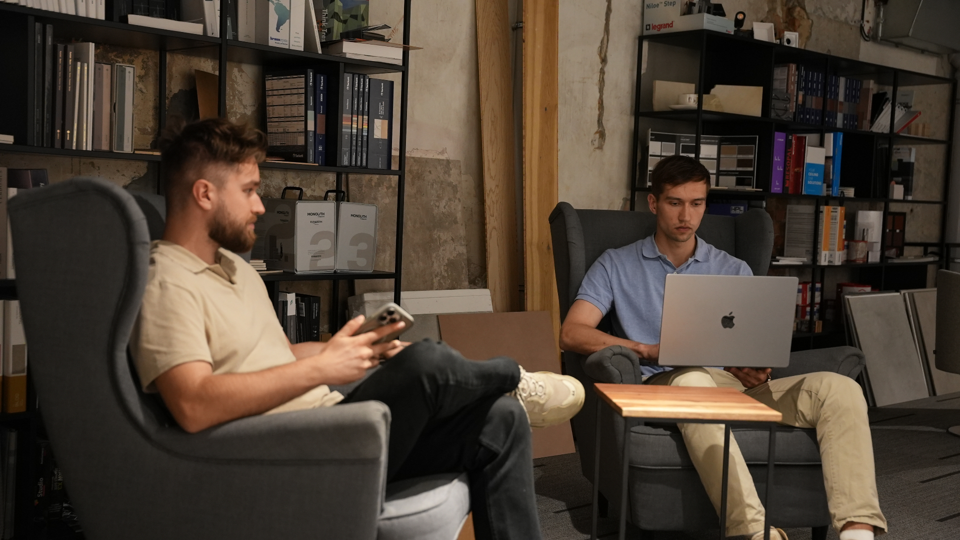 Dwóch członków zespołu pracujących nad projektem