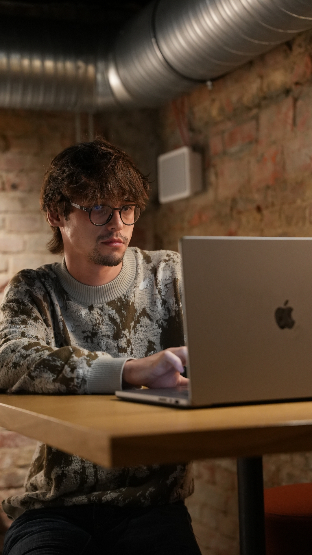 Grafik pracujący przy laptopie